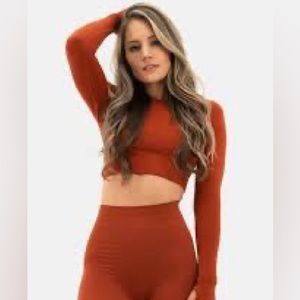 Balance Athletica energy crop in Amber